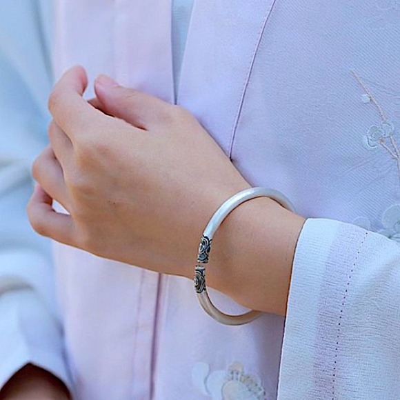 Sterling Silver Irregular Flower Pattern Bangle Bracelet - Picture 12 of 16